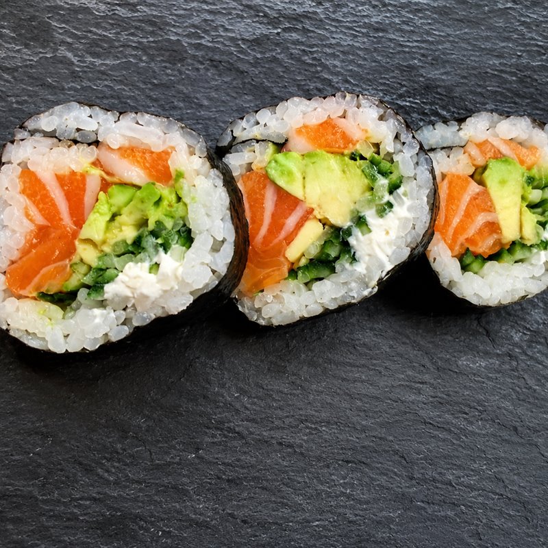 Frisch gerollte Maki in Nahaufnahme