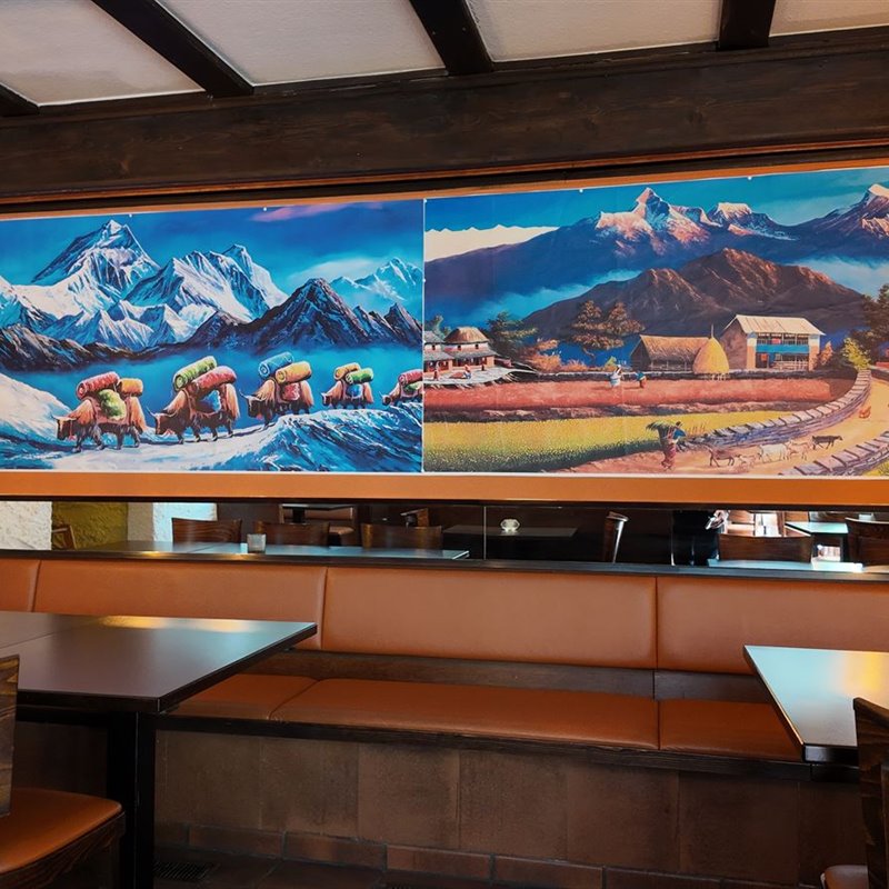 Gastraum von Sushi & more mit Wandbildern und warmer Beleuchtung