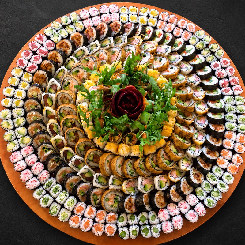 Große Sushi-Platte mit Maki und Nigiri von Sushi & more