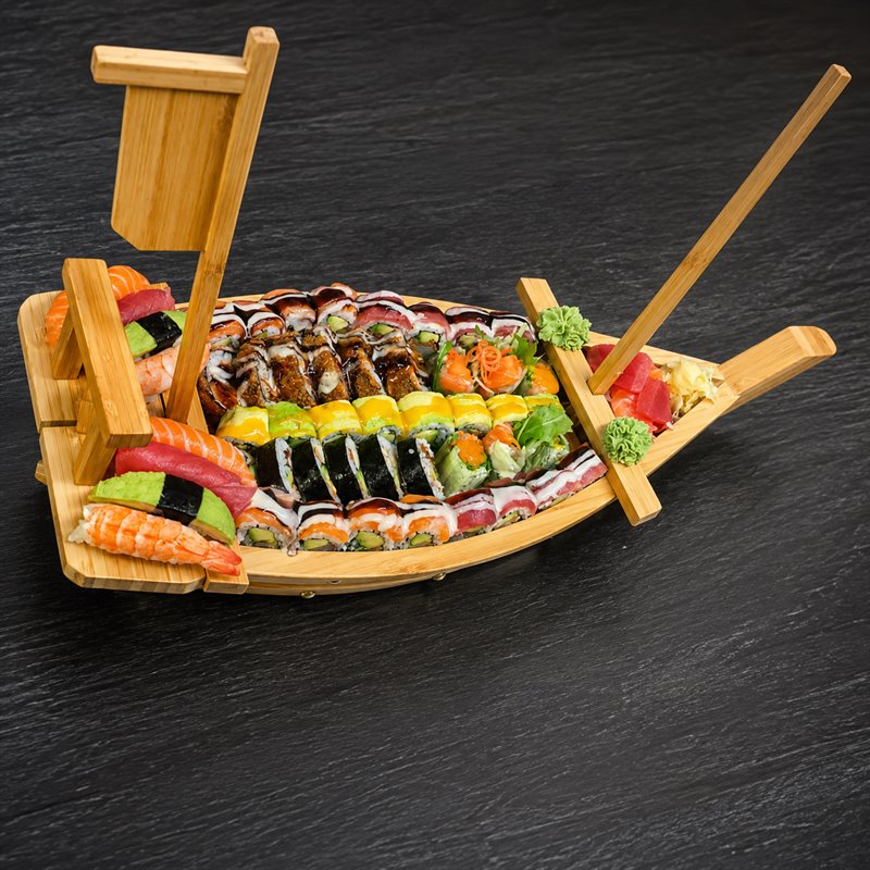 Sushi-Schiff mit frischen Maki und Nigiri